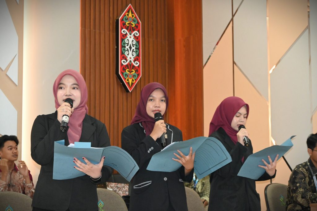 Trio pembawa acara tiga bahasa saat memandu jalannya pembukaan (Foto:Humas)