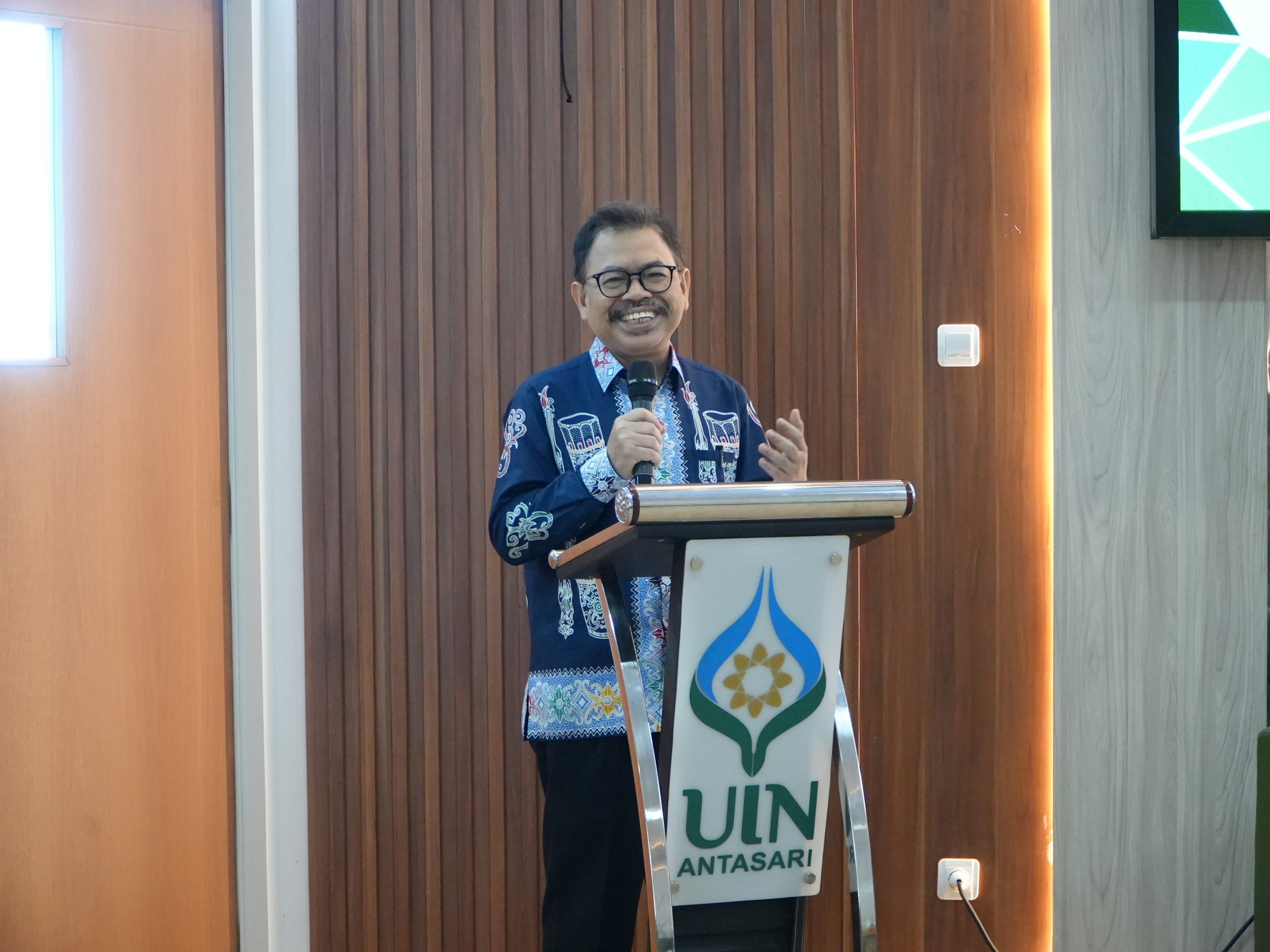 Rektor saat memberikan sambutan sekaligus membuka acara. (Foto:Humas)