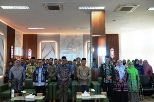 Wujudkan Aksi Nyata, UIN Antasari Gelar Sosialisasi Green Campus dan Kontribusi Nyata: Praktik Lapangan dan Penyerahan Bak Sampah