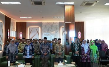 Wujudkan Aksi Nyata, UIN Antasari Gelar Sosialisasi Green Campus dan Kontribusi Nyata: Praktik Lapangan dan Penyerahan Bak Sampah