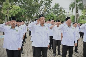 Umar Prasianto (tengah) saat mengikuti apel perdana (Foto:Humas/Jamal Ripani) Umar Prasianto (tengah) saat mengikuti apel perdana (Foto:Humas/Jamal Ripani)