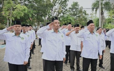 Umar Prasianto (tengah) saat mengikuti apel perdana (Foto:Humas/Jamal Ripani)