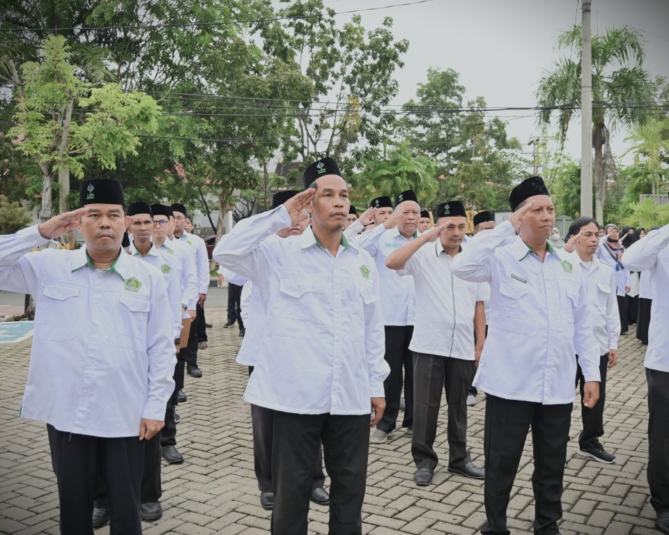 Umar Prasianto (tengah) saat mengikuti apel perdana (Foto:Humas/Jamal Ripani)