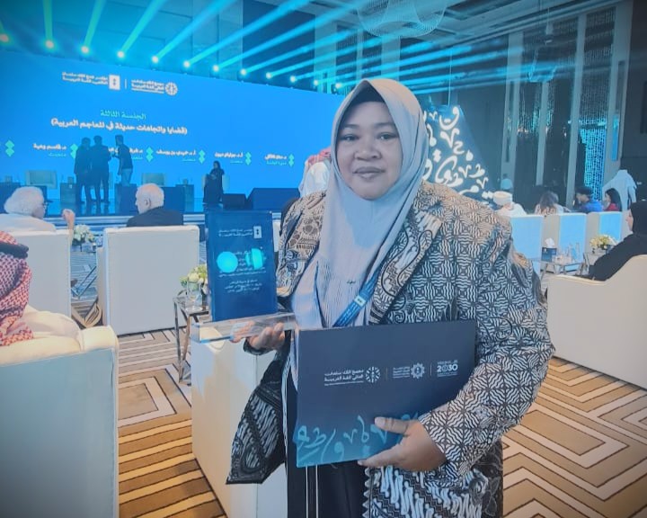 Dr. Fatwiah Noor, Lc., M.Pd. usai melakukan presentasi di Riyadh.