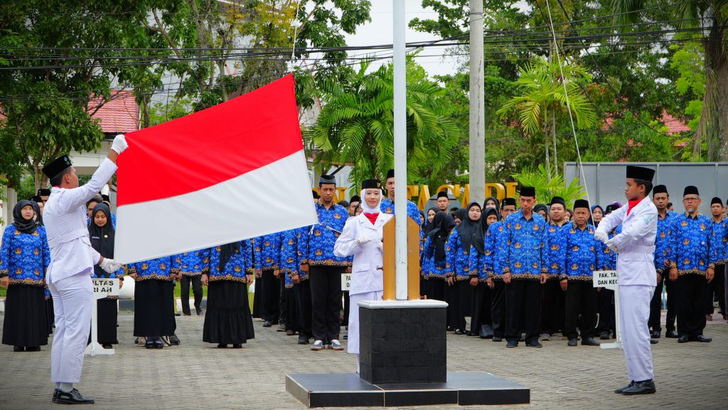 Bendera saat bersiap dinaikkan (Foto:Humas)