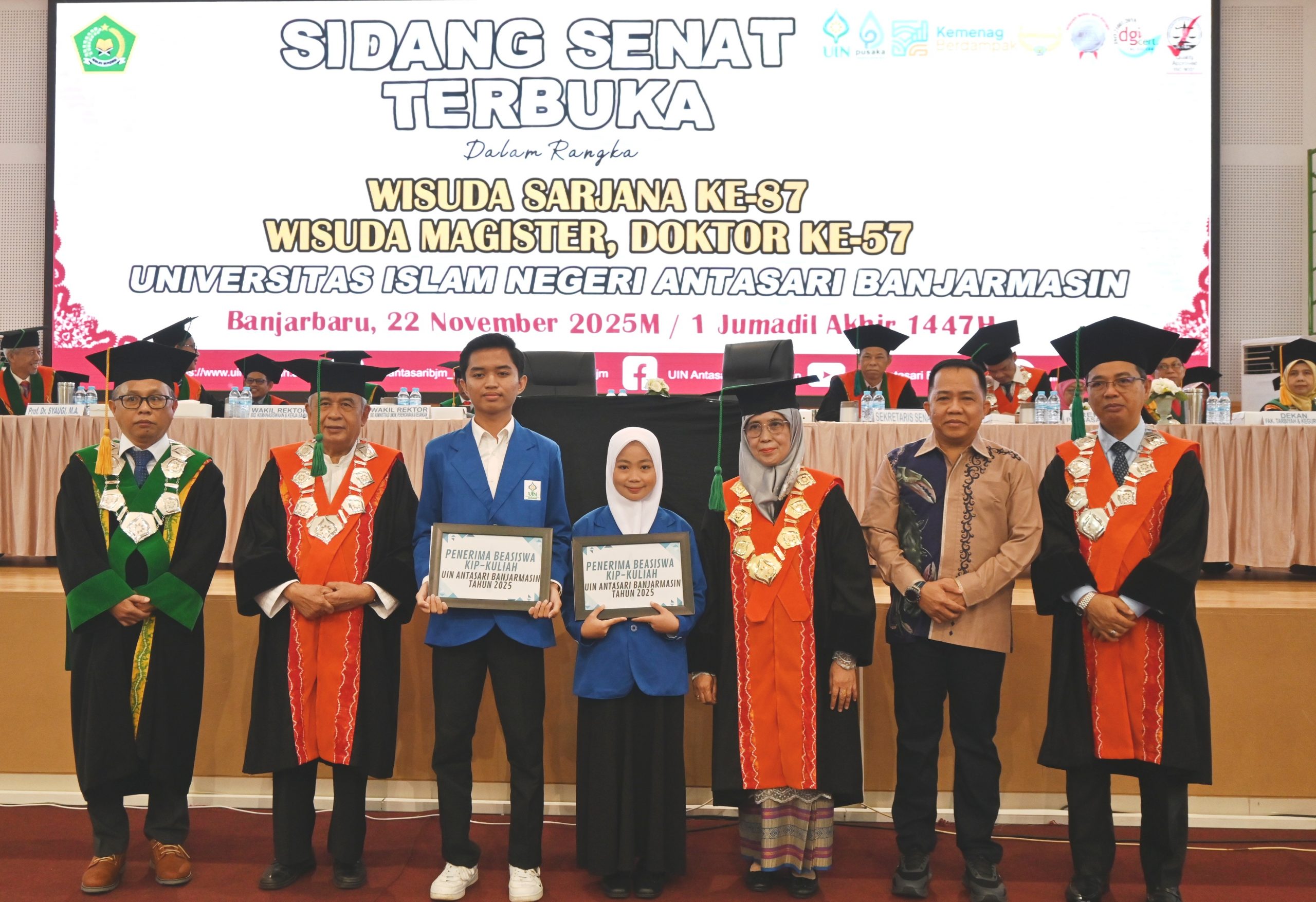 Penyerahan Beasiswa KIP-Kuliah dan Penghargaan Mahasiswa Teladan Warnai Kebahagiaan Momen Wisuda Sarjana Ke-87 dan Pascasarjana ke-57