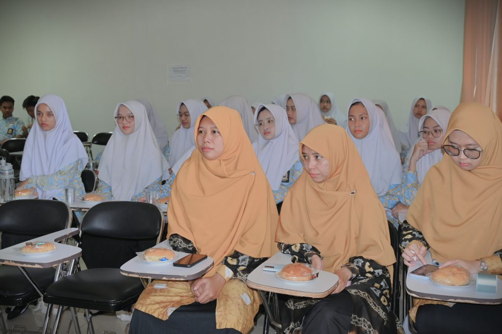 Dewan guru dan siswa SMAIT Ukhuwah Banjarmasin saat bertamu ke FEBI (Foto:Humas/Jamal Ripani)