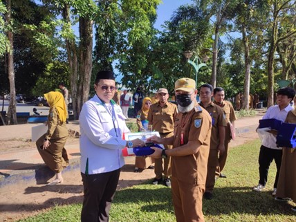 Dosen UIN Antasari saat menerima penghargaan.