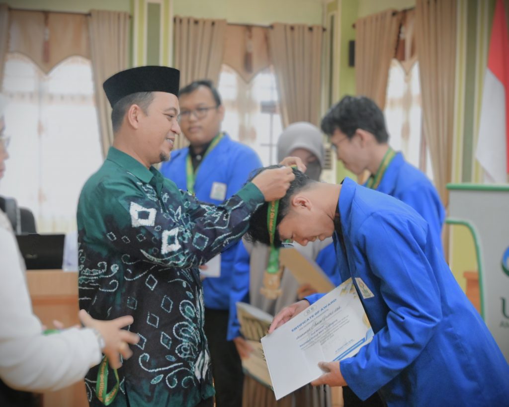 Dr. Dzikri Nirwana, M.Ag. saat mengalungkan medali juara (Foto:Humas/Jamal Ripani)