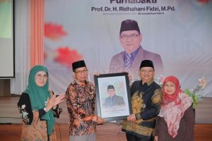 Dr. H. Hamdan, M.Pd. saat menyerahkan kenang-kenangan (Foto:Humas/Jamal Ripani)