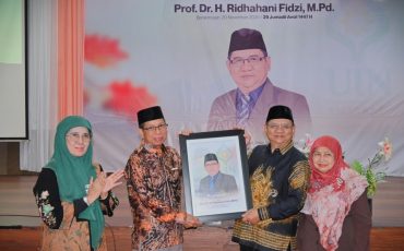 Dr. H. Hamdan, M.Pd. saat menyerahkan kenang-kenangan (Foto:Humas/Jamal Ripani)