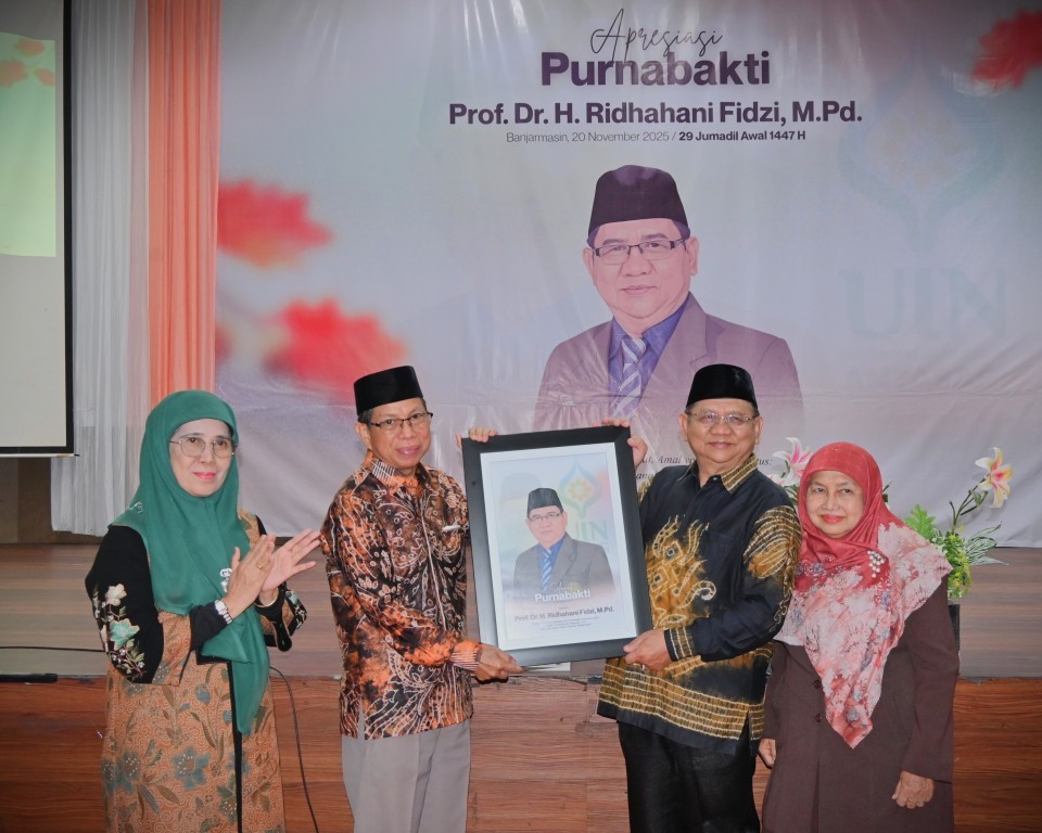 Dr. H. Hamdan, M.Pd. saat menyerahkan kenang-kenangan (Foto:Humas/Jamal Ripani)