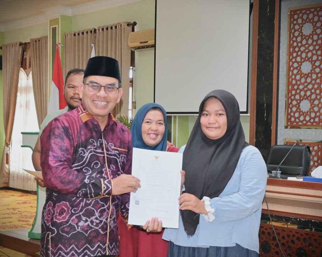 Dr. H. Zainal Ilmi, S.Ag., M.Pd.I. saat menyerahkan Sertifikat Halal (Foto:Humas/Jamal Ripani)