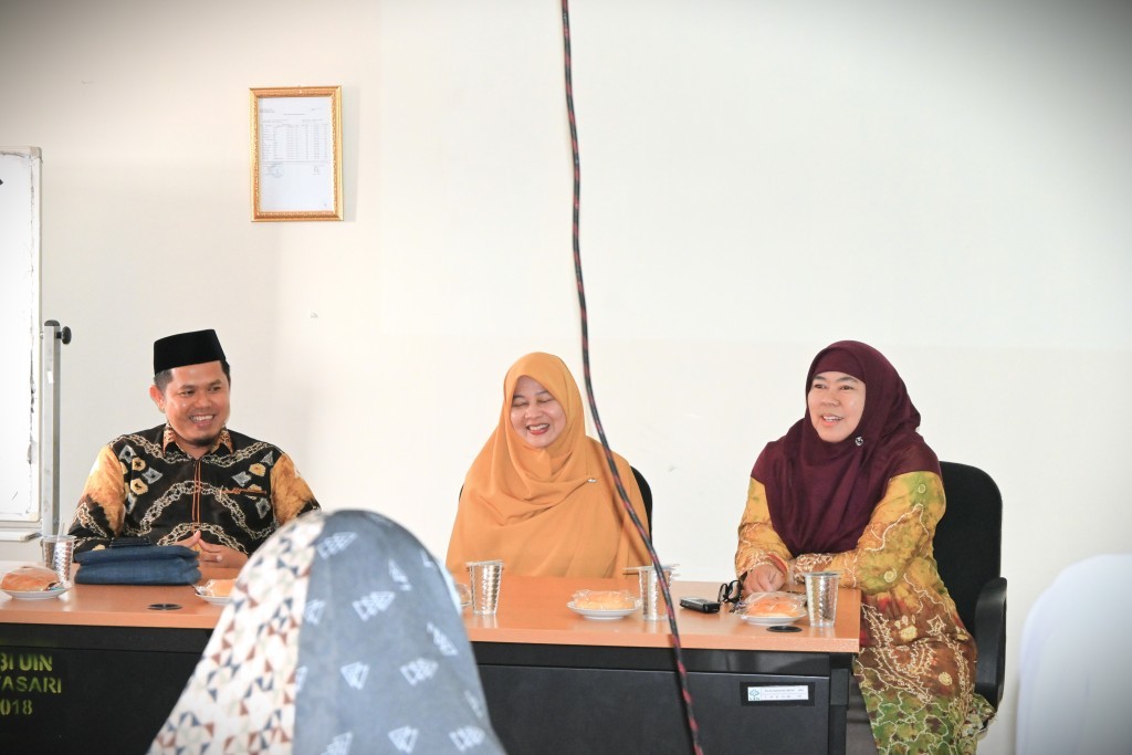 Dr. Hj. Zulpa Makiah, M.Ag. saat memaparkan keunggulan-keunggulan FEBI (Foto:Humas/Jamal Ripani)