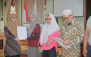 Dr. Hj. Zulpa Makiah, M.Ag. saat menyerahkan Sertifikat Halal (Foto:Humas/Jamal Ripani)