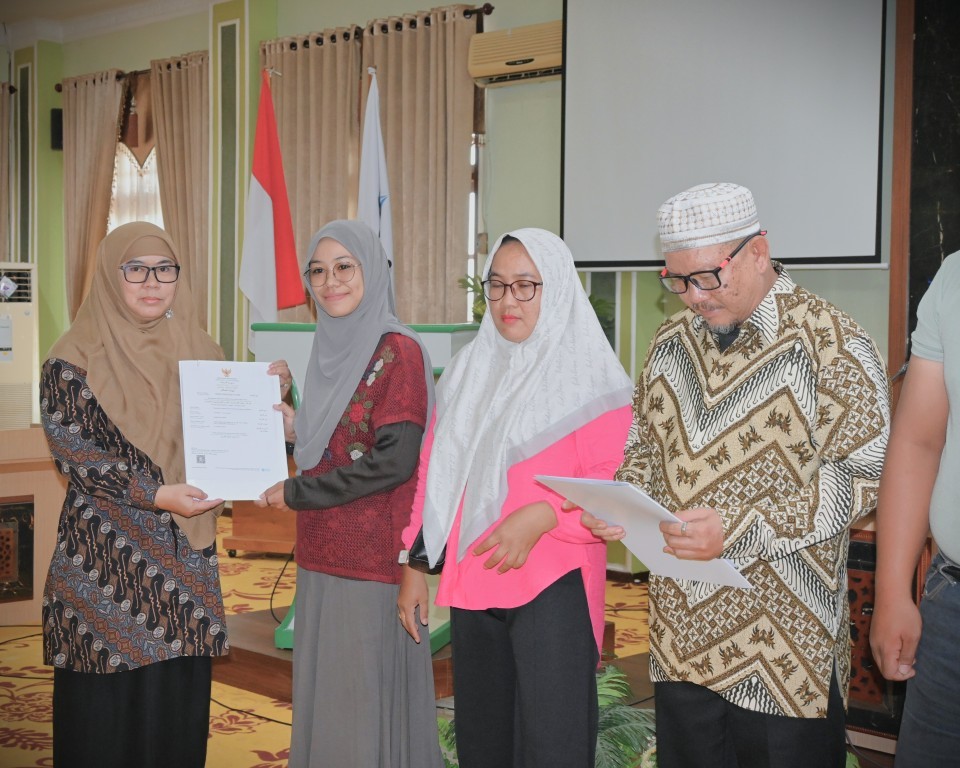 Dr. Hj. Zulpa Makiah, M.Ag. saat menyerahkan Sertifikat Halal (Foto:Humas/Jamal Ripani)