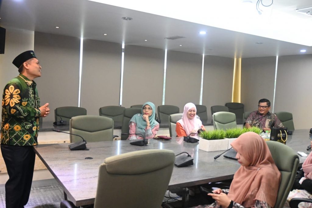 Dr. Moch. Isra Hajiri, M.Hum. saat melakukan pengabdian internasional.