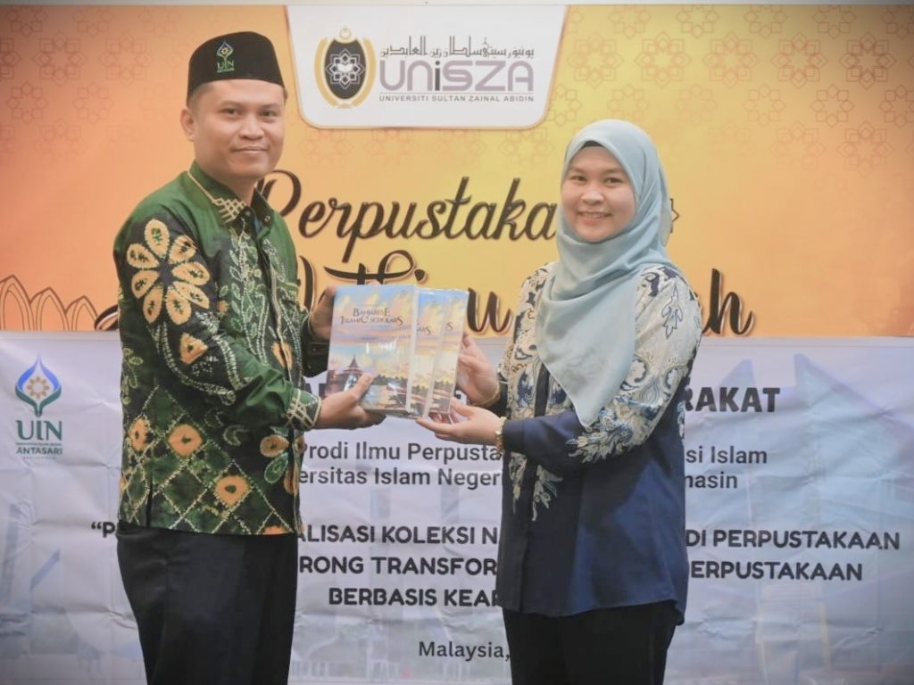 Dr. Moch. Isra Hajiri, M.Hum. saat menyerahkan kenang-kenangan dari UIN Antasari.