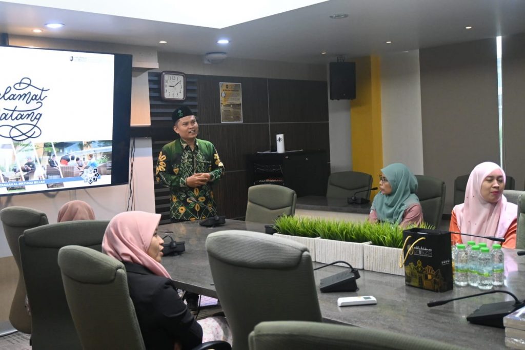 Dr. Moch. Isra Hajiri, M.Hum. saat presentasi.