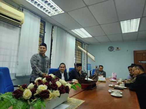 Dr. Moch. Isra Hajiri saat memaparkan materi tentang revitalisasi naskah di Perpustakaan UIN Antasari Banjarmasin (Foto Kontributor)