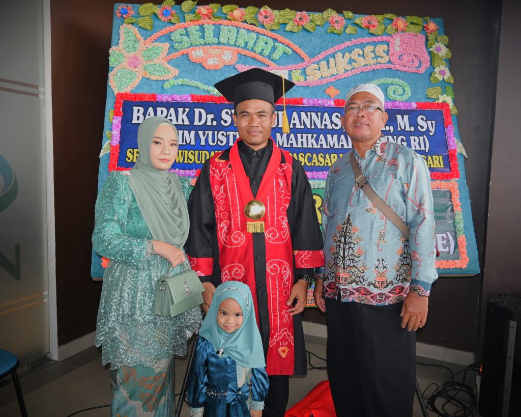 Dr. Syaiful Annas, S.H.I., M.Sy. saat berfoto bersama keluarga (Foto:Humas/Jamal Ripani)