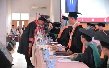Dr. Syaiful Annas, S.H.I., M.Sy. saat diwisuda (Foto:Humas/Jamal Ripani)