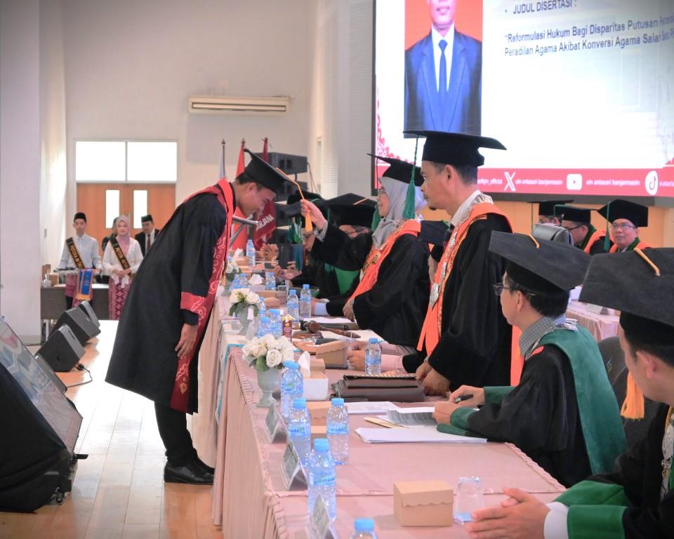 Dr. Syaiful Annas, S.H.I., M.Sy. saat diwisuda (Foto:Humas/Jamal Ripani)