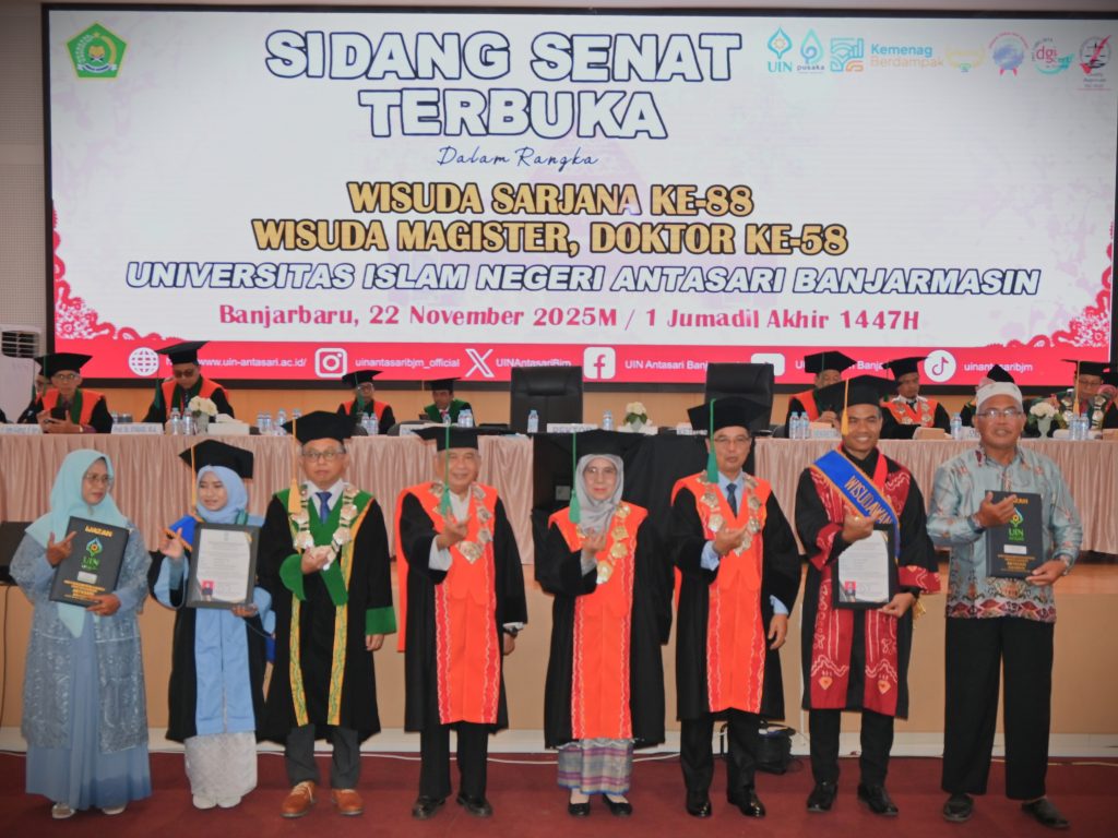 Dr. Syaiful Annas, S.H.I., M.Sy. saat menerima penghargaan wisudawan terbaik (Foto:Humas/Jamal Ripani)