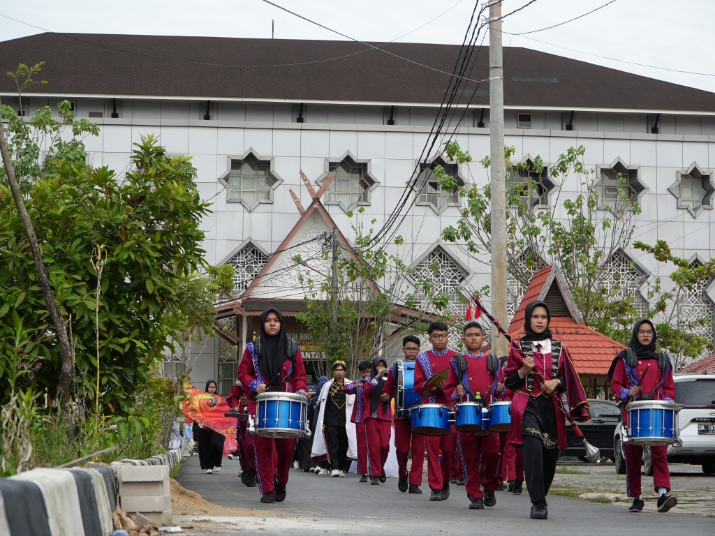 Drumben saat meramaikan parade.