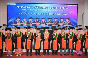 Foto bersama 9 guru besar baru usai dikukuhkan (Foto:Humas/Jamal Ripani) Foto bersama 9 guru besar baru usai dikukuhkan (Foto:Humas/Jamal Ripani)