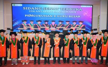 Foto bersama 9 guru besar baru usai dikukuhkan (Foto:Humas/Jamal Ripani)