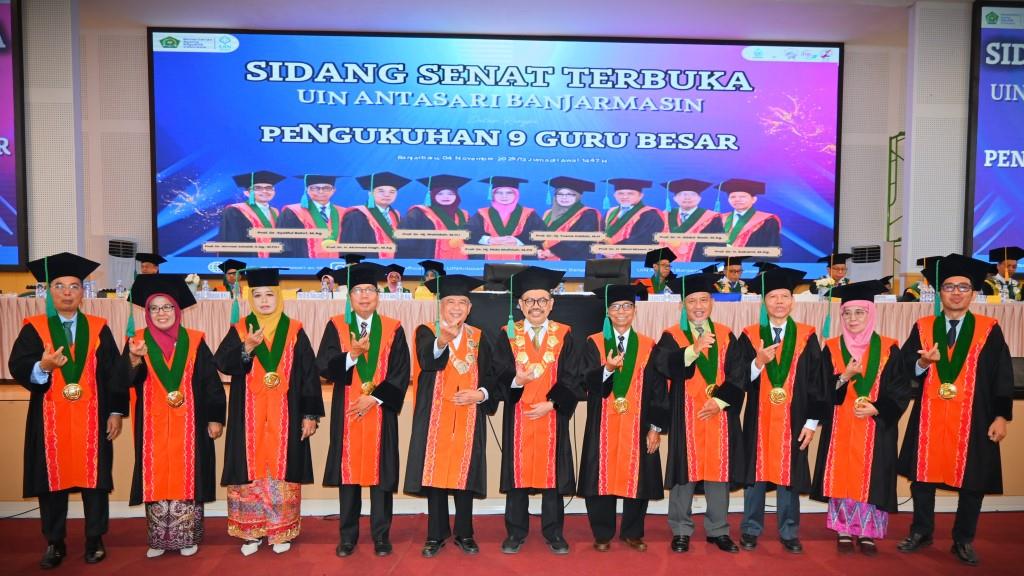 Foto bersama 9 guru besar baru usai dikukuhkan (Foto:Humas/Jamal Ripani)