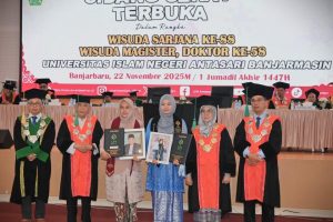 Foto bersama dengan keluarga almarhum Taufik Rahman dan Khairun Nisa.