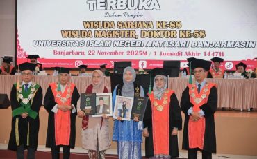Foto bersama dengan keluarga almarhum Taufik Rahman dan Khairun Nisa.