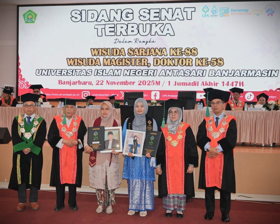 Foto bersama dengan keluarga almarhum Taufik Rahman dan Khairun Nisa.