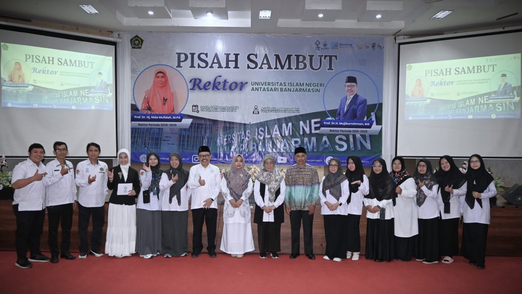 Foto bersama dengan panitia (Foto:Humas/Jamal Ripani)