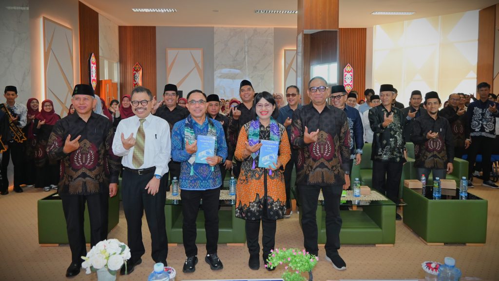 Foto bersama dengan para tamu undangan (Foto:Humas/Jamal Ripani)