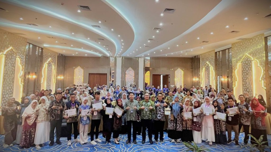 Foto bersama dengan seluruh hadirin (Foto:Humas/Noor Hasanah)