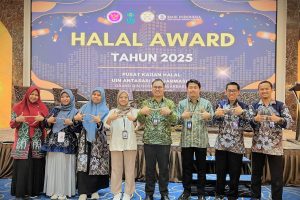 Foto bersama para panitia dan Tim Bank Indonesia (Foto:Humas/Noor Hasanah) Foto bersama para panitia dan Tim Bank Indonesia (Foto:Humas/Noor Hasanah)