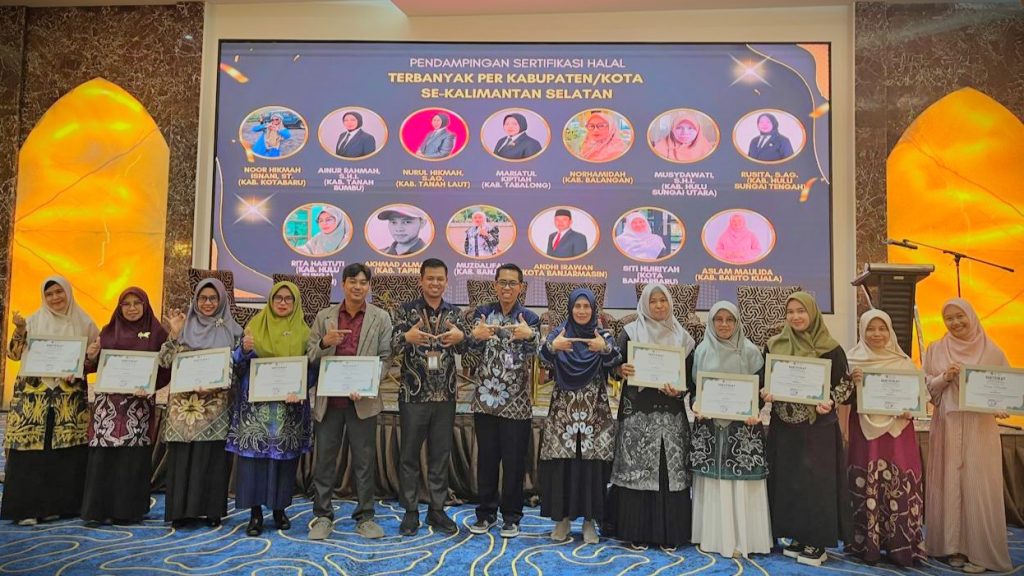 Foto bersama pememang Halal Award 2025 nominasi Pendampingan Sertifikat halal per-Kabupaten Kota se-Kalsel (Foto:Humas/Noor Hasanah)