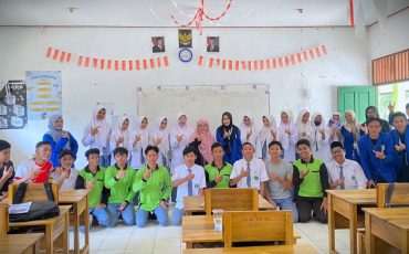 Foto bersama usai sosialisasi di MA Nurhidayah Bulayak HST (Foto:Tim Promosi)