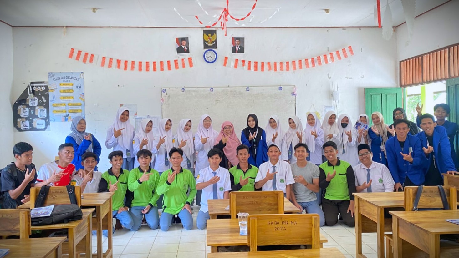 Foto bersama usai sosialisasi di MA Nurhidayah Bulayak HST (Foto:Tim Promosi)