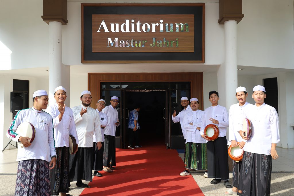 Grup hadrah saat bersiap menyambut tamu (Foto:Humas/Baiti Rahmi)