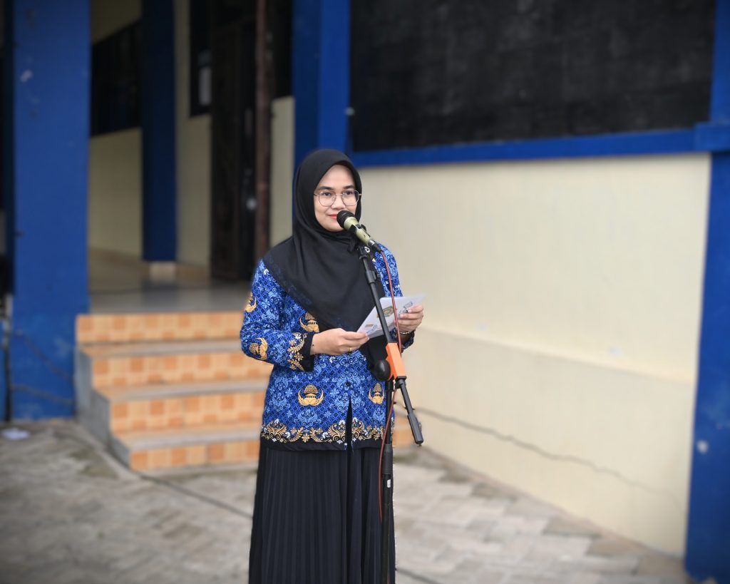 Husnul Athiya, S.Pd., M.A. saat bersiap memandu jalannya apel (Foto:Humas/Jamal Ripani)