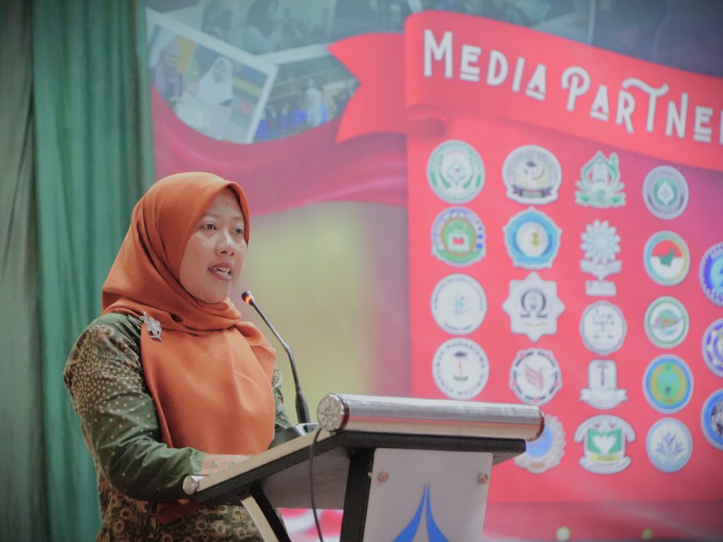 Kaprodi TBI UIN Antasari Afifah Linda Sari, M.Pd. saat memberikan sambutan.