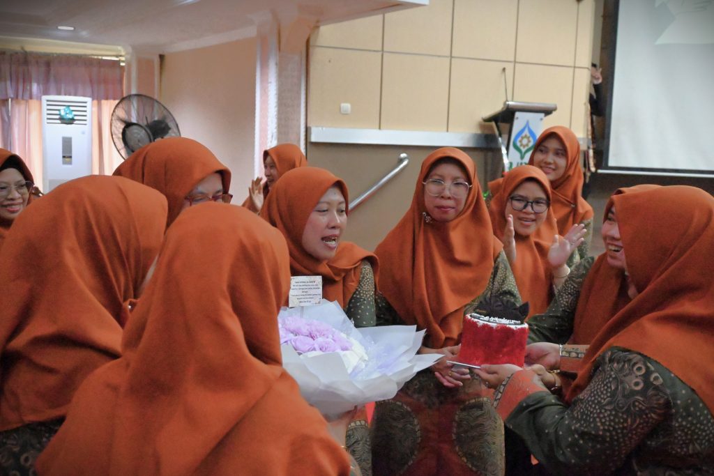 Kejutan untuk ulang tahun Kaprodi TBI Afifah Linda Sari, M.Pd.