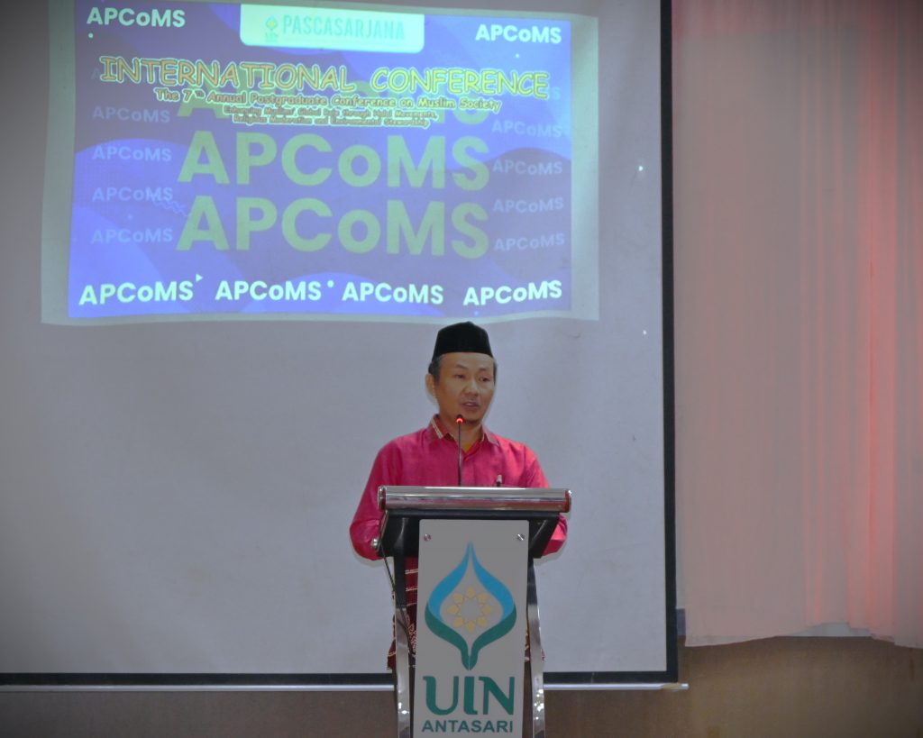 Ketua Pelaksana APCoMS 2025 Dr. Mujiburohman, M.A. saat menyampaikan laporan (Foto:Humas/Jamal Ripani)