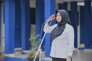 Ketua SPI UIN Antasari Hj. Raden Yani Gusriani, S.E., M.M. saat menjadi pembina apel (Foto:Humas/Jamal Ripani)