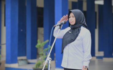 Ketua SPI UIN Antasari Hj. Raden Yani Gusriani, S.E., M.M. saat menjadi pembina apel (Foto:Humas/Jamal Ripani)