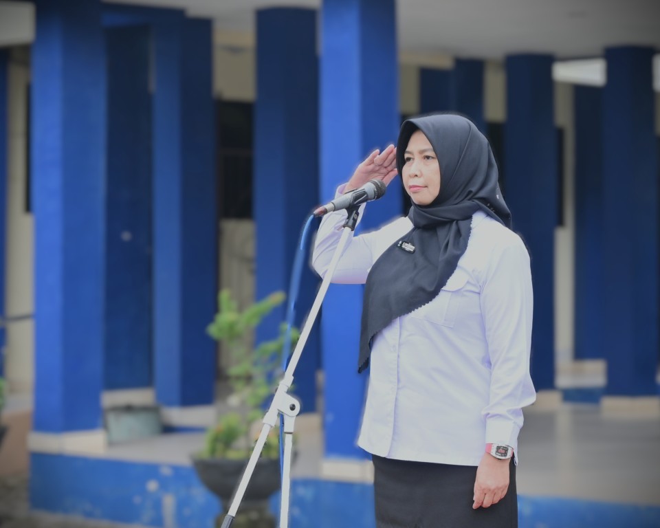 Ketua SPI UIN Antasari Hj. Raden Yani Gusriani, S.E., M.M. saat menjadi pembina apel (Foto:Humas/Jamal Ripani)